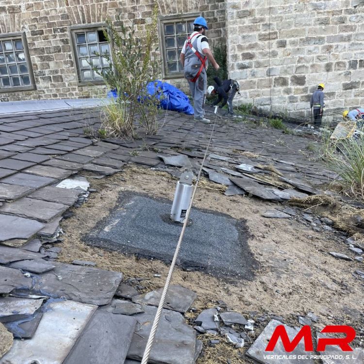 Colocación de líneas de vida en el tejado de la iglesia de la Universidad Laboral de Gijón